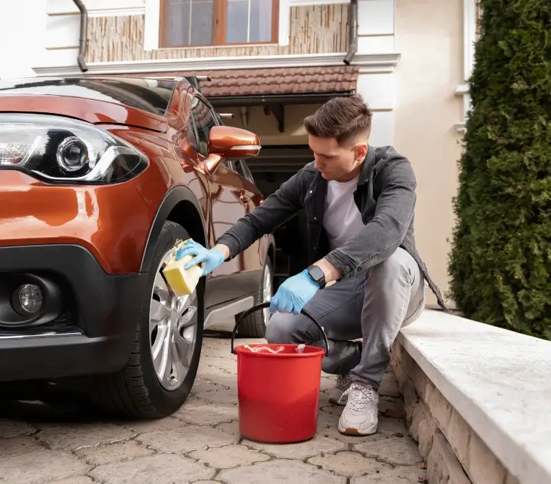 Lavage auto à domicile Cléguer : professionnel intervenant sur un véhicule